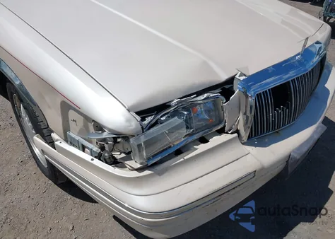 1996 Lincoln Town Car Cartier z USA, uszkodzony, nr VIN 1LNLM83W8TY685835